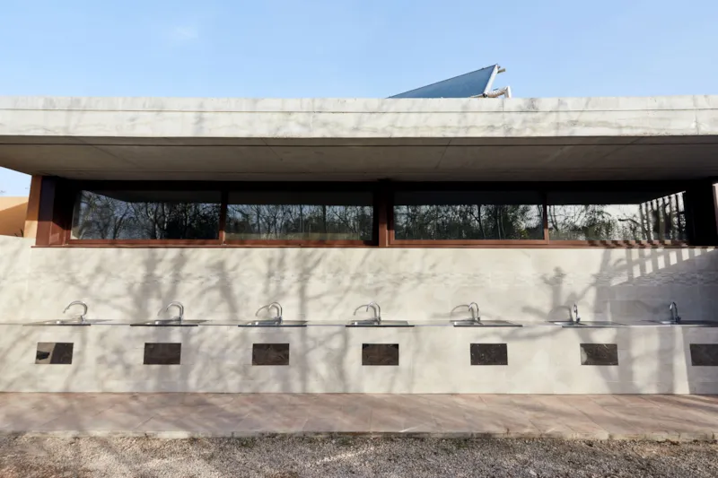 Emplacement Moyen Avec L'électricité, L'eau Et L'égout