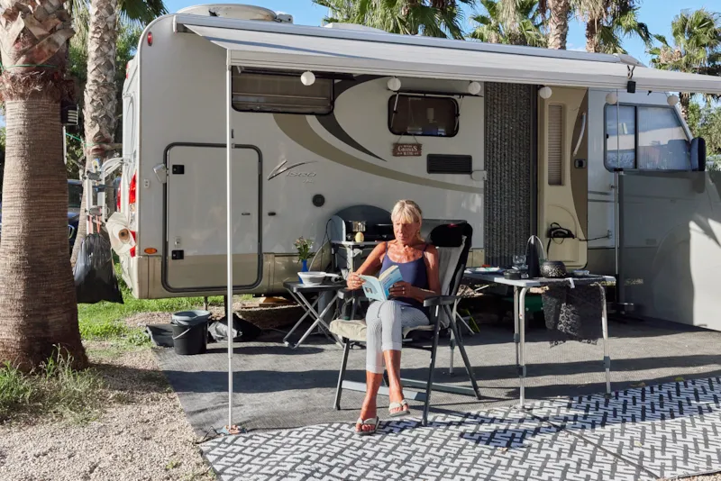 Emplacement Grande Avec L'électricité Et L'eau