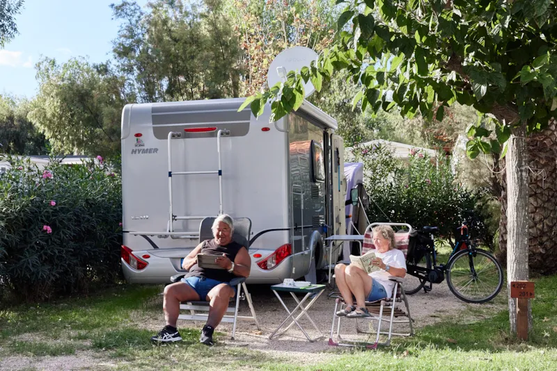 Emplacement Grande Avec L'électricité Et L'eau
