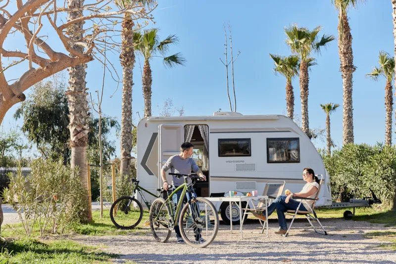 Emplacement Grande Avec L'électricité Et L'eau