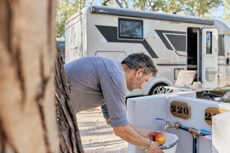 Emplacement Moyen Avec L'électricité, L'eau Et L'égout