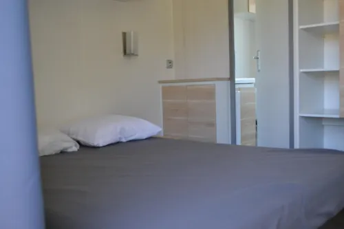 Location - Mobil-Home Premium 35M² 2 Chambres + Terrasse Semi-Couverte + Tv + Lv + Clim - image n°6 - Flower Camping Les Plages de l'Ain