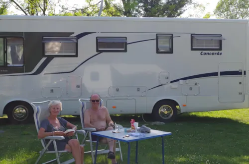 Kampeerplaats(en) - Authentiek Natuurarrangement (1 Tent, 1 Persoon Met Caravan Of Camper / 1 Auto Of Fiets) - image n°4 - Flower Camping Les Plages de l'Ain