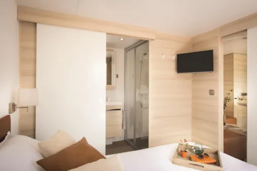 Location - Mobil-Home Premium 40M² 3 Chambres + Terrasse Semi-Couverte + Tv + Lv + Clim - image n°2 - Flower Camping Les Plages de l'Ain
