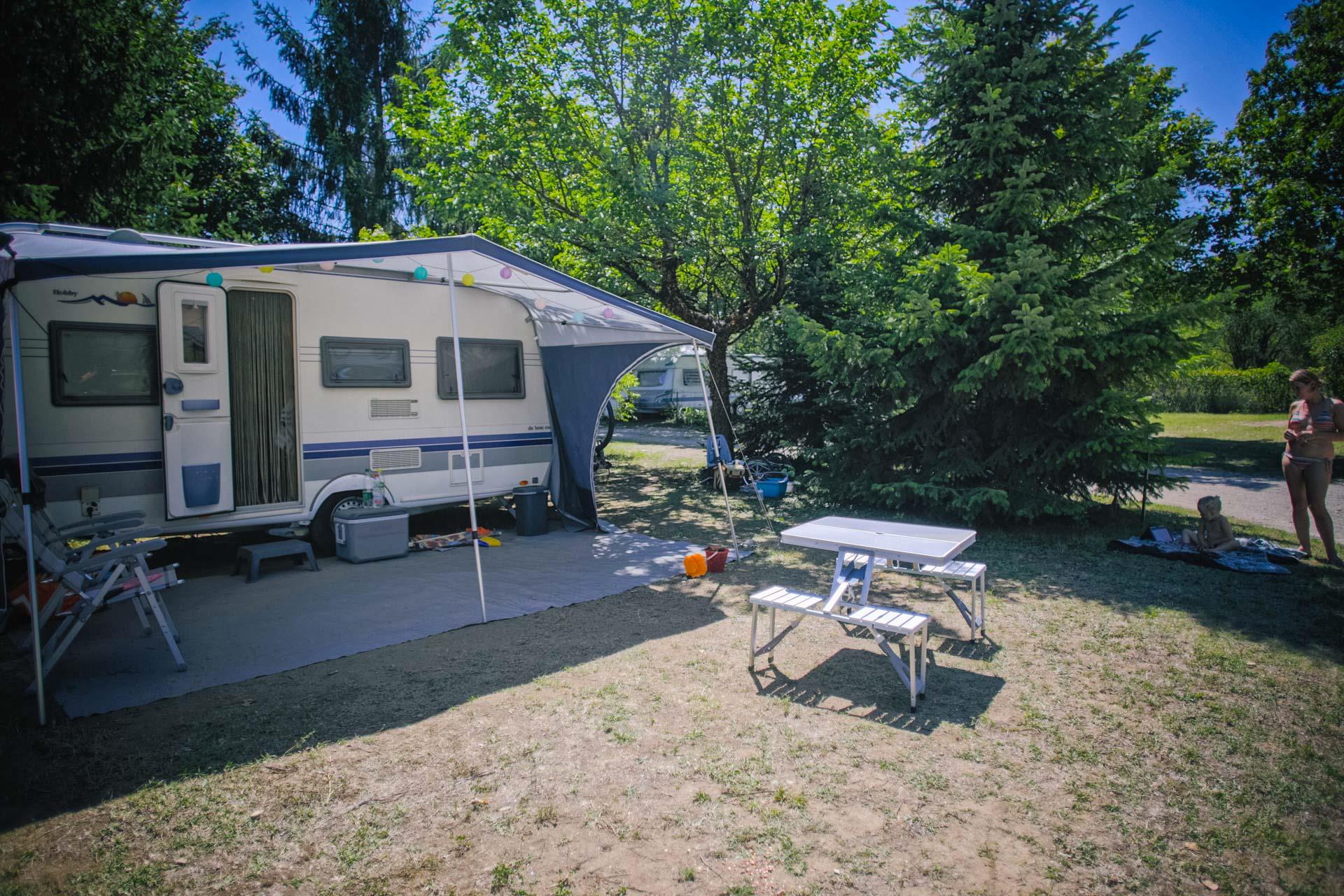 Kampeerplaats - Authentique : Standplaats Auto Tent / Caravan Met Een Voertuig Camping Car - Camping Les Plages de l'Ain