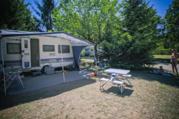 Stellplatz - Authentique: Stellplatz Auto Zelt/Wohnwagen Mit Einem Fahrzeug Camping Car - Camping Les Plages de l'Ain