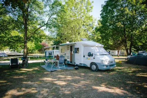 Kampeerplaats(en) - Authentiek Natuurarrangement (1 Tent, 1 Persoon Met Caravan Of Camper / 1 Auto Of Fiets) - image n°1 - Flower Camping Les Plages de l'Ain