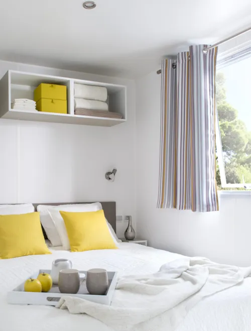 Location - Mobil-Home Confort 27M² 2 Chambres + Terrasse Couverte + Tv + Clim - image n°2 - Flower Camping Les Plages de l'Ain