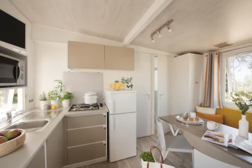 Location - Mobil-Home Confort 27M² 2 Chambres + Terrasse Couverte + Tv + Clim - image n°3 - Flower Camping Les Plages de l'Ain