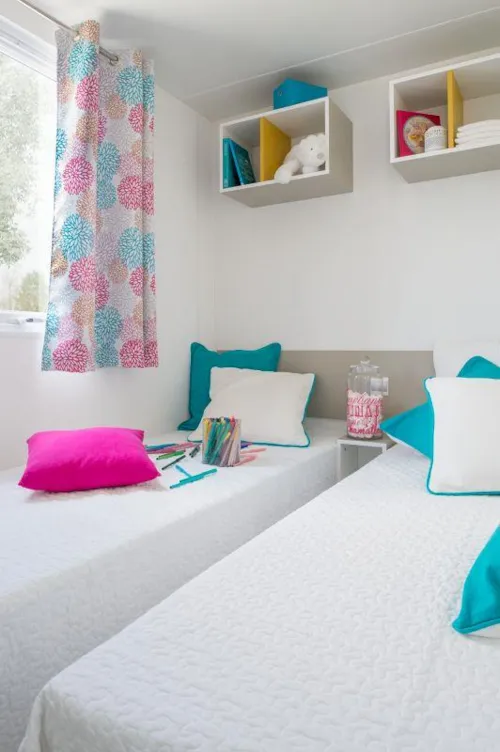 Location - Mobil-Home Confort 40M² 3 Chambres + Terrasse Semi-Couverte + Tv + Clim - image n°2 - Flower Camping Les Plages de l'Ain