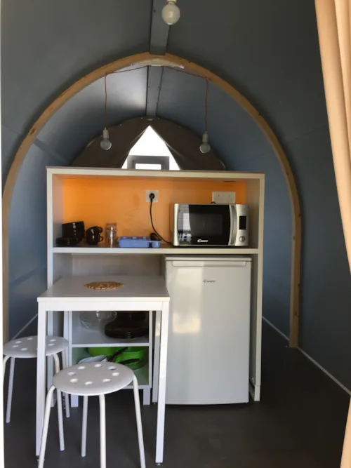Mietunterkunft - Cocosweet 17M² 1 Zimmer (Ohne Sanitäranlagen) + Überdachte Terrasse + Küchenbereich - image n°3 - Flower Camping Les Plages de l'Ain