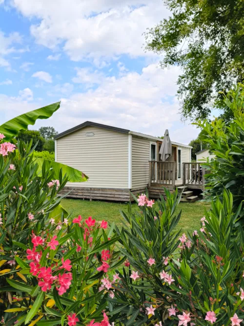 Location - Mobil-Home Premium 35M² 2 Chambres + Terrasse Semi-Couverte + Tv + Lv + Clim - image n°7 - Flower Camping Les Plages de l'Ain