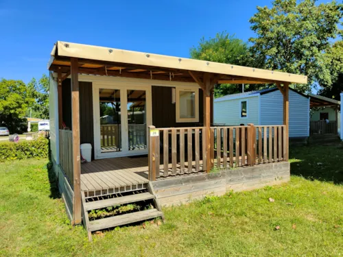 Mietunterkunft - Mobilheim Confort 20M² 1 Zimmer + Überdachte Terrasse + Tv + Klimaanlage - image n°1 - Flower Camping Les Plages de l'Ain