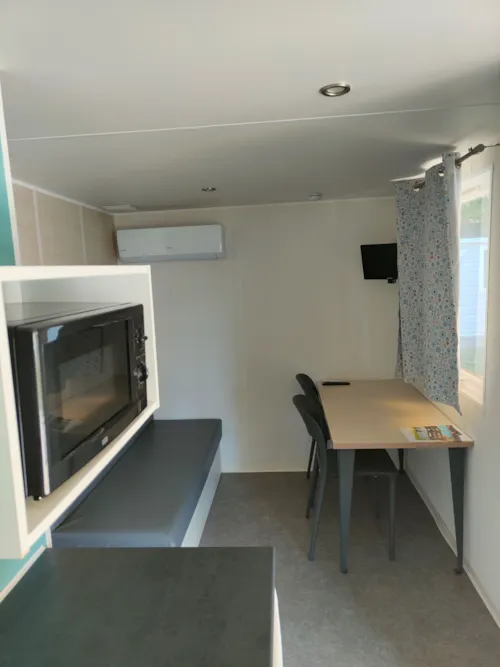 Mietunterkunft - Mobilheim Confort 20M² 1 Zimmer + Überdachte Terrasse + Tv + Klimaanlage - image n°4 - Flower Camping Les Plages de l'Ain