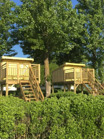 Mietunterkunft - Campétoile 1 Zimmer (Ohne Sanitäranlagen) +Terrasse - Flower Camping Les Plages de l'Ain