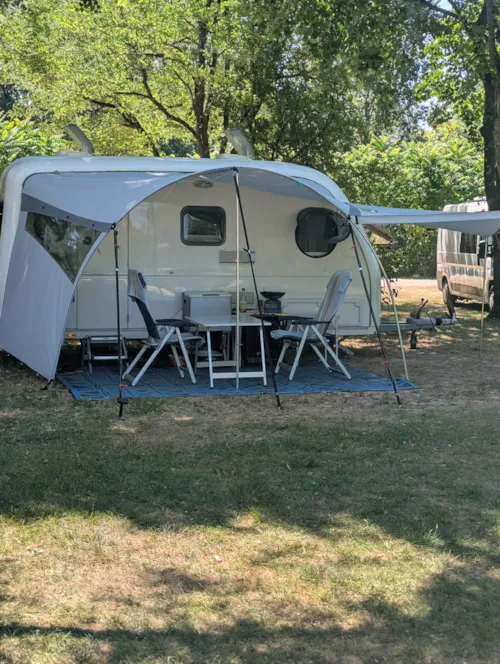 Kampeerplaats(en) - Authentiek Comfortpakket (2 Personen, Tent, Caravan, Busje Of Camper / Auto / 10A Elektriciteit) - image n°5 - Flower Camping Les Plages de l'Ain