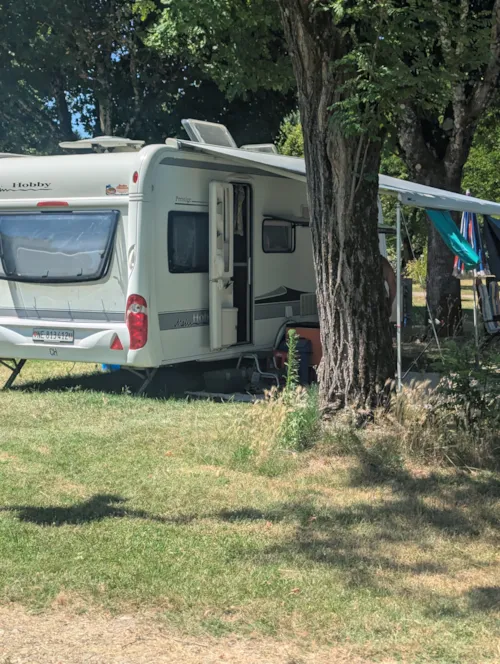 Kampeerplaats(en) - Authentiek Comfortpakket (2 Personen, Tent, Caravan, Busje Of Camper / Auto / 10A Elektriciteit) - image n°6 - Flower Camping Les Plages de l'Ain