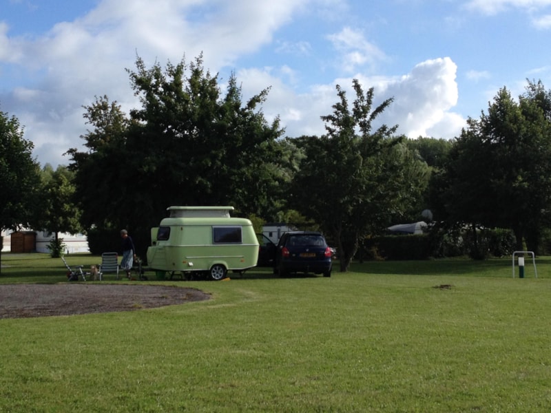 Piazzola Confort (tenda, roulotte, camper / 1 auto / Elettricità 6A)