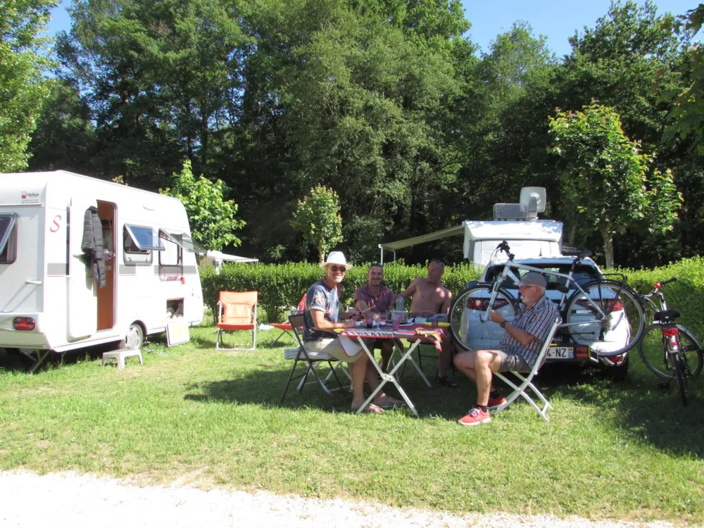 Camping Card ACSI : Standplaats - 2 personen - Elektriciteit - 1 Huisdier - WIFI
