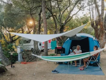 Kampeerplaats(en) - Staanplaats Voor Tent 2 Pers + Auto + Elektriciteit - Camping Vigna Maggiore