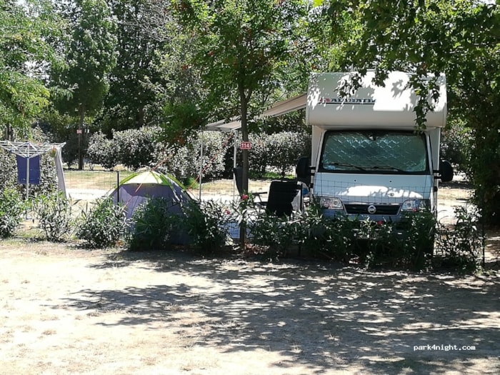Emplacement Avec Ou Sans Véhicule + Caravane, Tente Ou Camping-Car