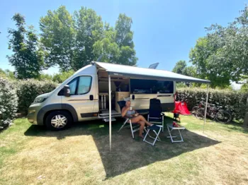 Stellplatz - Stellplatz (Zelt, Wohnwagen, Wohnmobil / 1 Auto) - Camping L'Arlésienne