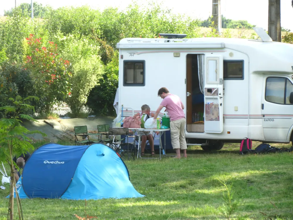 Kampeerplaats(en) - Caravane / Camping-Car / Van - Camping l'Etang du Puy