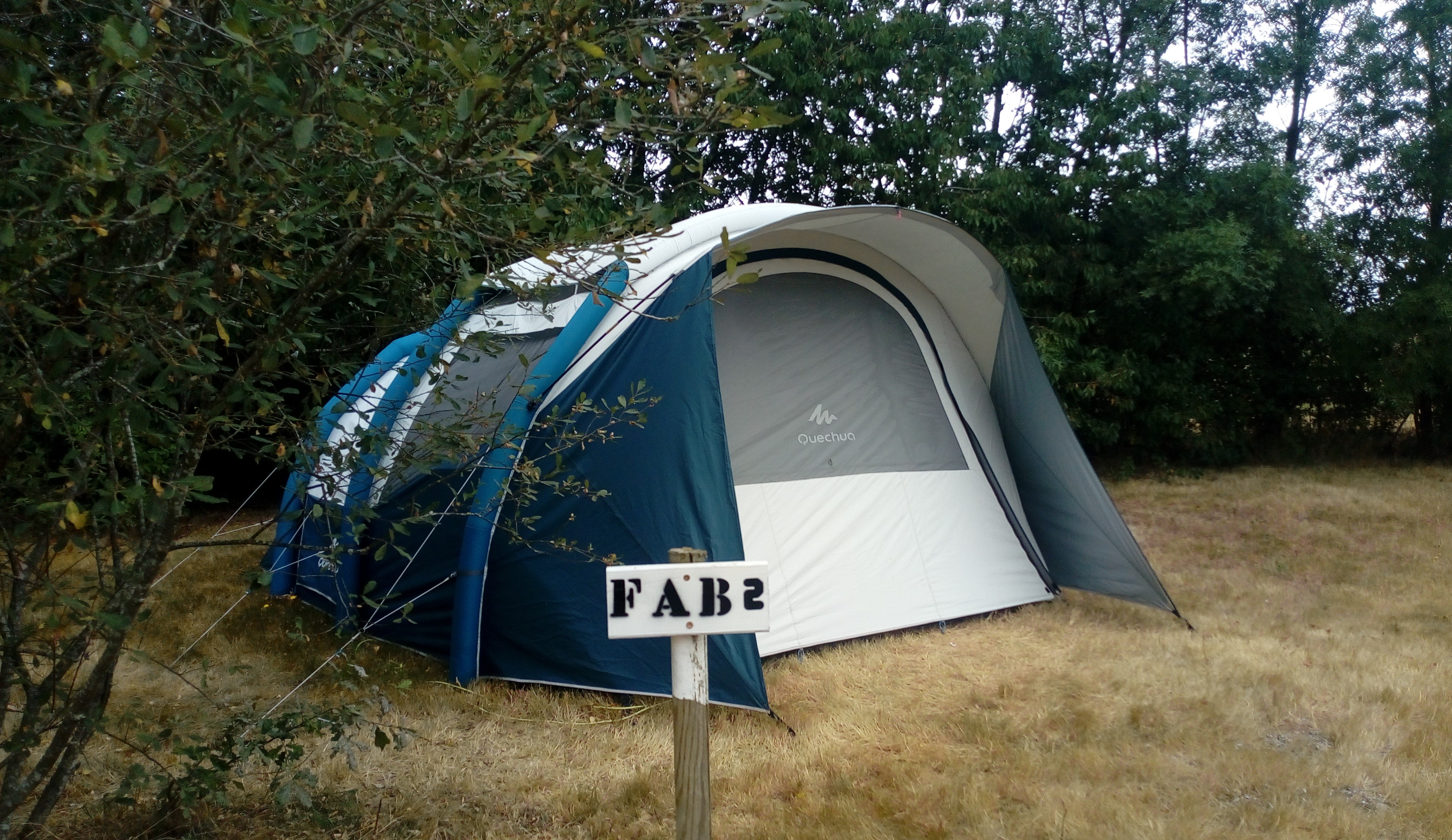 Location - Tente Montée Fab Avec Électrictité - Camping l'Etang du Puy