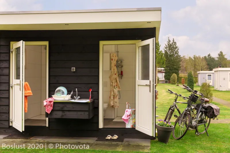 Comfortplaats Met Luxe Privé Sanitair