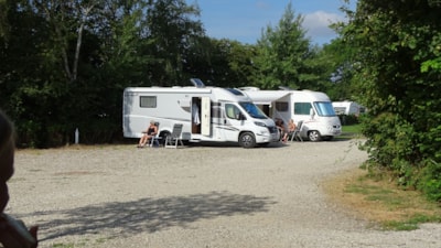 Discount motorhome pitch on gravel pitch