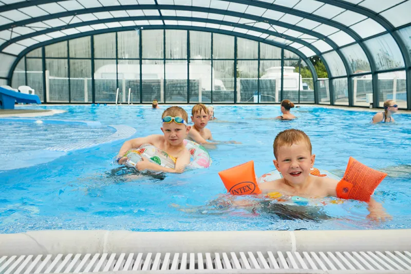 Cabane Avec Grande Terrasse