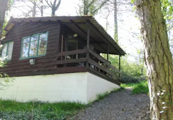 Mietunterkunft - Häuschen 65 - Ohne Dusche/Toilette (2 Schlafzimmer) - Camping Le Roptai