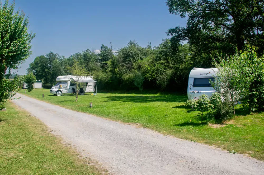 Campingstellplatz Auf Rasen, E-Feld, Mit Stromanschluss