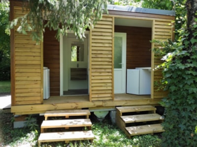 PREMIUM pitch + 1 car + tent, caravan, or motorhome + private bathroom facilities