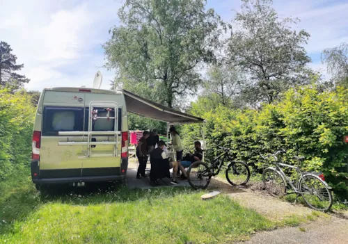 Emplacement - Emplacement Grand Confort + 1 Voiture + Tente, Caravane Ou Camping-Car - image n°2 - Family's Camping Le Savoy