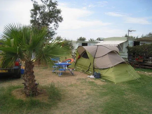 Standplaats (tent / caravan + voertuig + elektriciteit + water)