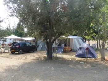 Stellplatz - Stellplatz Grand Confort : Auto + Zelt/Wohnwagen Oder Wohnmobil + Strom 10 A - Camping Domaine Le Vernis