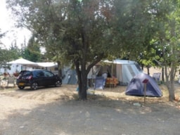 Kampeerplaats(en) - Standplaats Grand Confort  : Auto + Tent / Caravan Of Kampeerauto + Elektriciteit 10 A - Camping Domaine Le Vernis