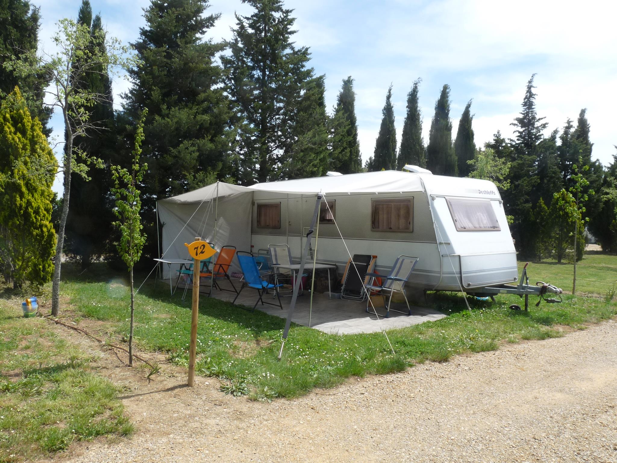 Emplacement Confort : 1 voiture + tente/caravane/camping-car + électricité 10A