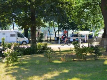 Stellplatz - Komfort-Wohnwagen- Oder Wohnmobilstellplatz (1 Auto, Wasser, Strom, Sanitäre Einrichtungen, 2 Personen) - Camping du Lac