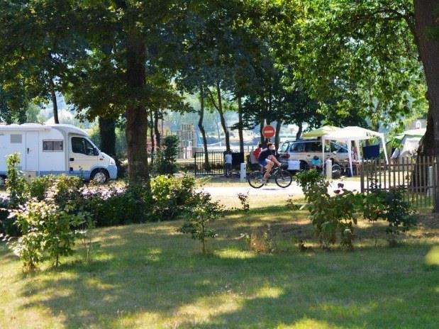 Emplacement Confort (1 voiture, eau, électricité, assainissement). CCDF demander le code promo