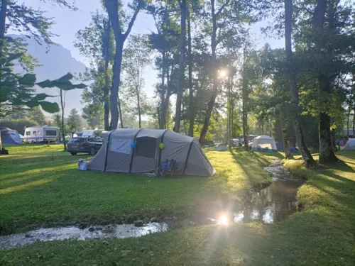 Emplacement - Emplacement Bord Ruisseau - image n°2 - Camping Valbonheur