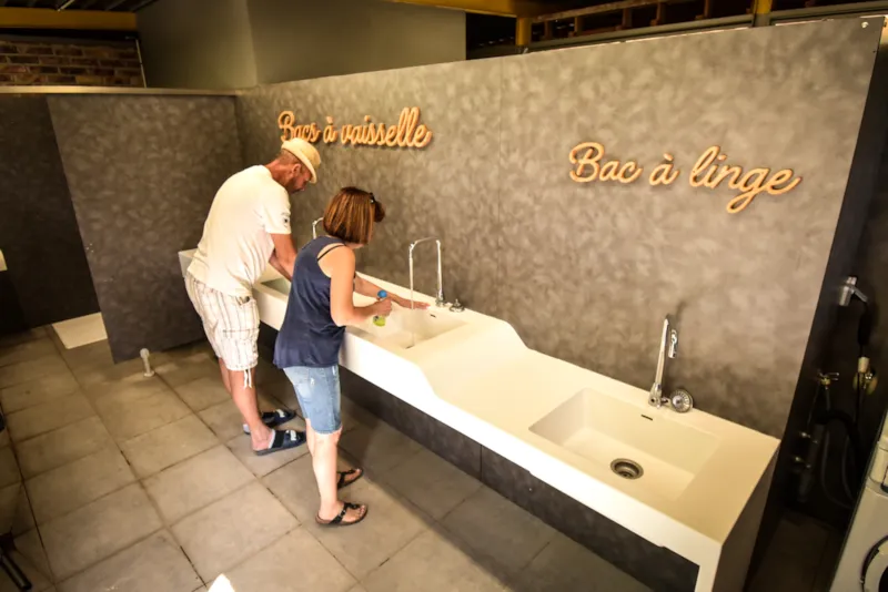 Forfait Emplacement Caravane / Camping Car (Avec Électricité)