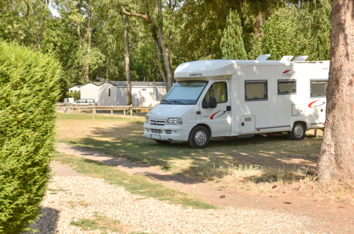 Forfait Emplacement Caravane / Camping Car (Avec Électricité)