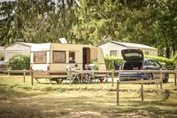 Stellplatz - Stellplatz Für Wohnwagen/Wohnmobil (Mit Strom) - Camping Le Pré des Moines