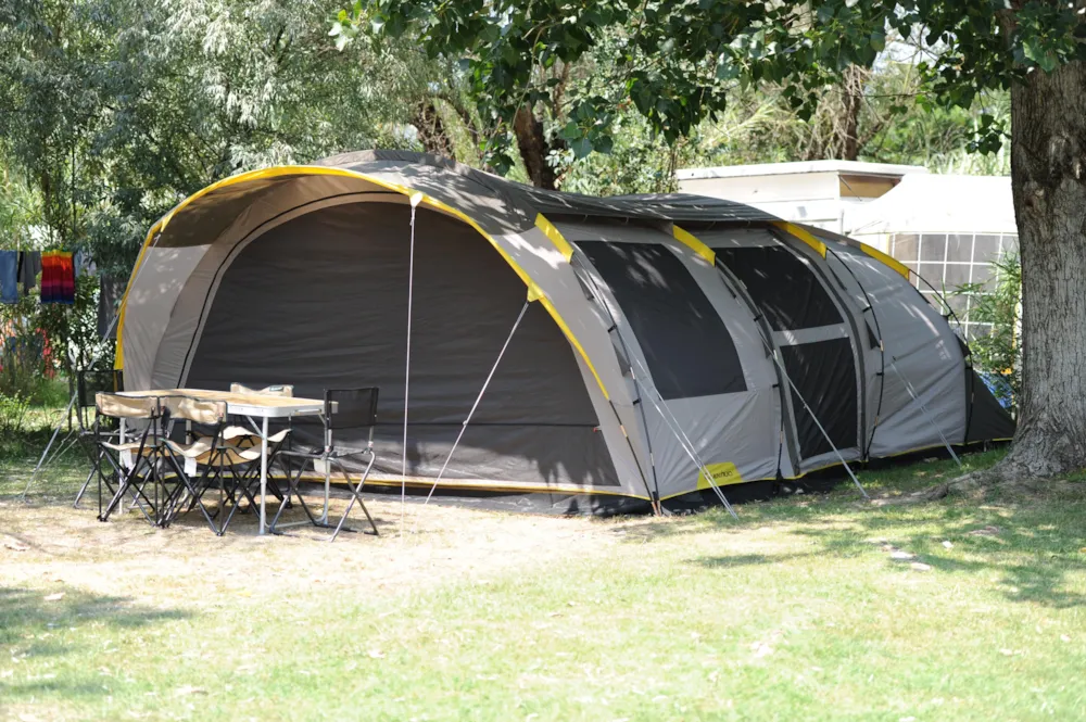 Pakket standplaats + 1 voertuig + tent of caravan