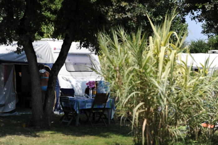 Forfait Emplacement + 1 Voiture + 1 Tente Ou Caravane