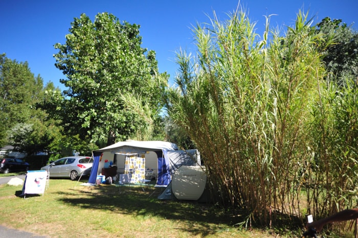 Forfait Emplacement + 1 Voiture + 1 Tente Ou Caravane