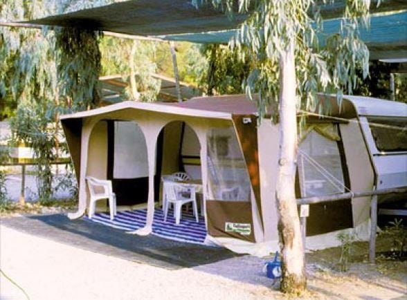 Emplacement : voiture + tente/caravane ou camping-car + électricité + eau