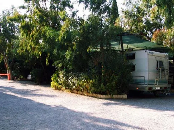 Emplacement : Voiture + Tente/Caravane Ou Camping-Car + Électricité + Eau